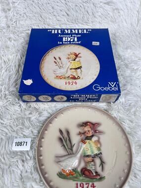Goebel Hummel W. Germany M.J. Hummel 4th Annual Plate 1974 in bas relief Hum 267